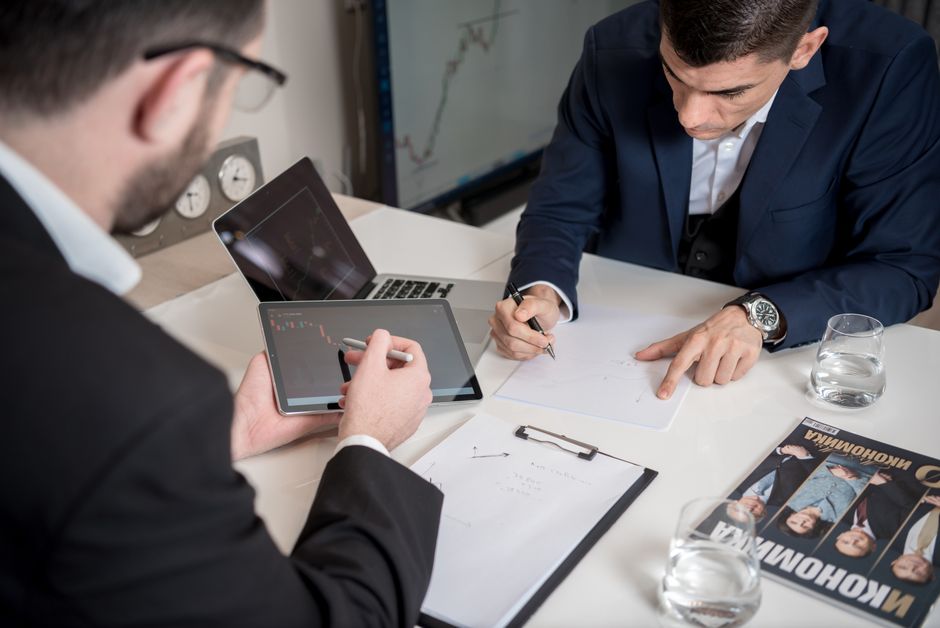 Team arbeitet an einem Data-Analytics-Dashboard für den Karrierestart