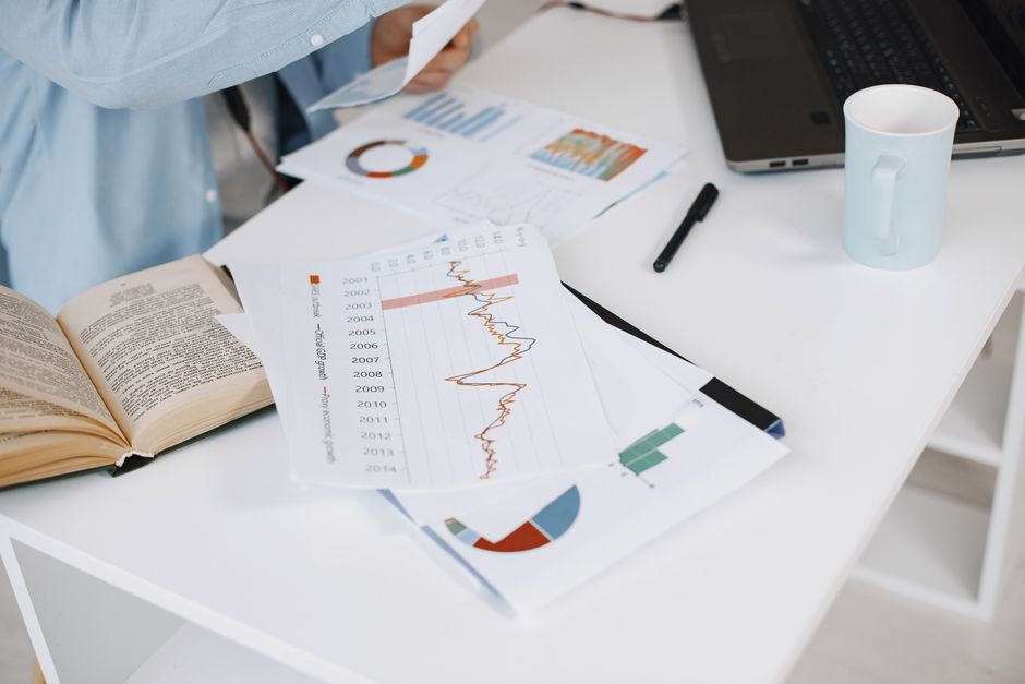 Ausbilderin erklärt Data-Analytics-Schritte für den Einstieg in den Job